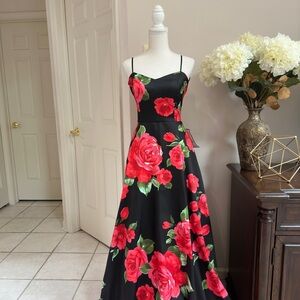 Prom/Formal dress black floral.  NWTS Size 8. Zipper back.